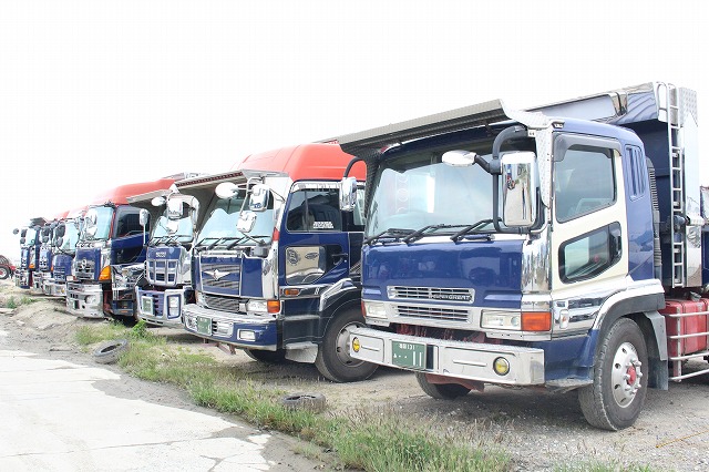 トラック　ダンプ　株式会社三豊商会　駐車場